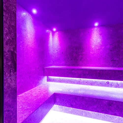Bagno turco illuminato con luci LED viola.