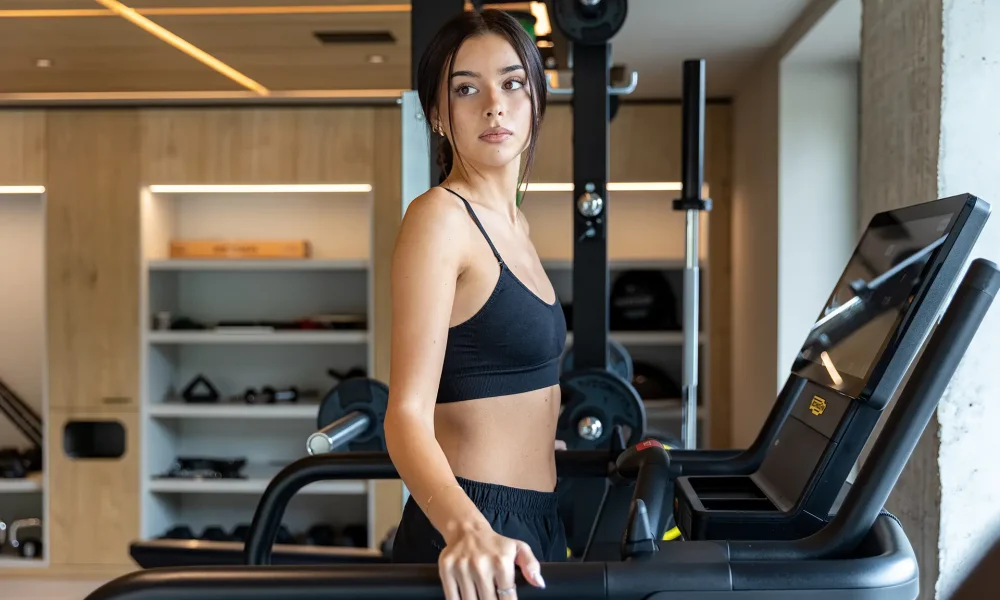 Donna in palestra su un tapis roulant.